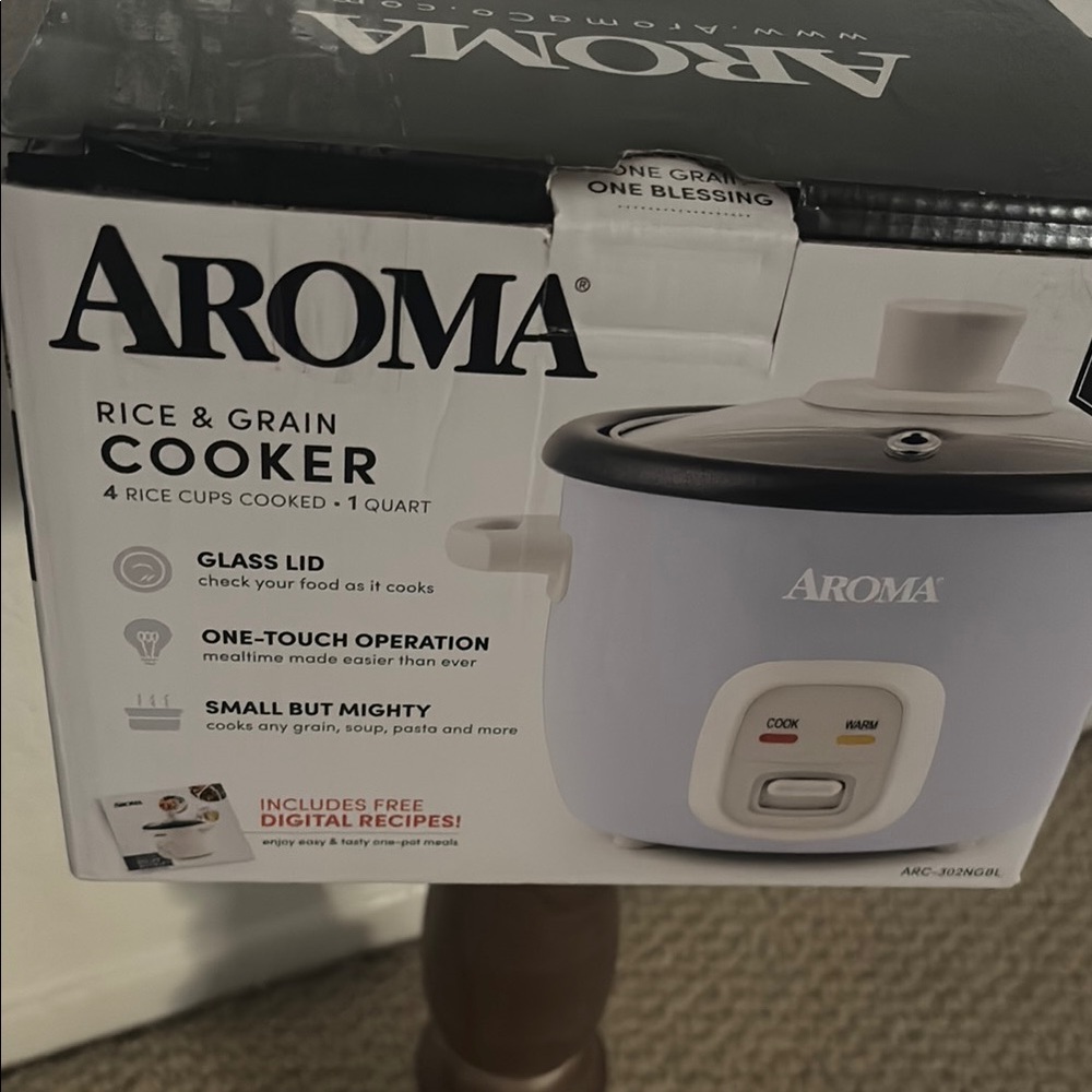 Aroma Home Rice & Grain Cooker - White and Black